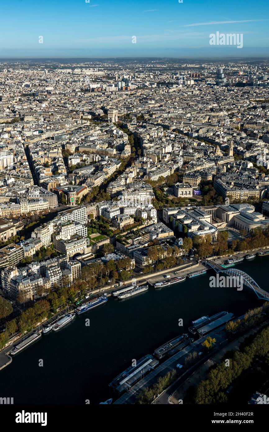 Vue aérienne sur les toits colorés des bâtiments et des rues de Paris, France Banque D'Images