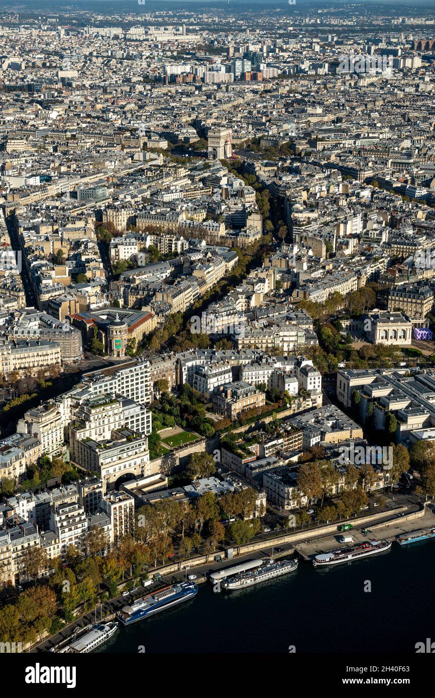Vue aérienne sur les toits colorés des bâtiments et des rues de Paris, France Banque D'Images
