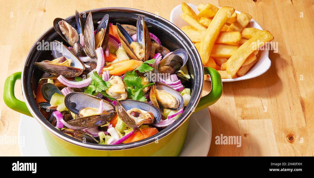 Gros plan de moules et de frites en hauteur Banque D'Images