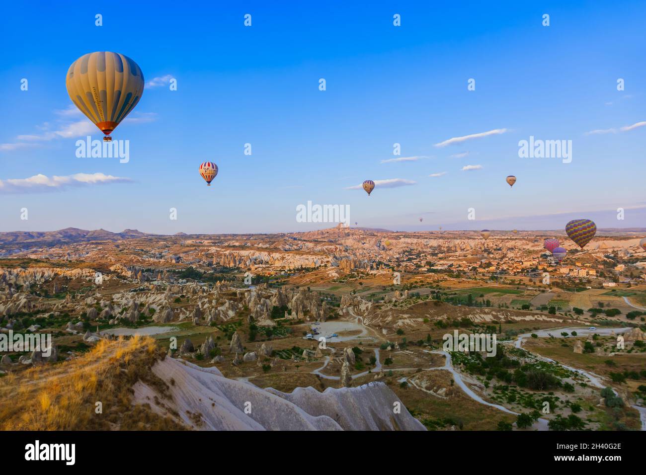 Cappadoce, Turquie - 31 août 2011 : montgolfière survolant le paysage rocheux au lever du soleil en Cappadoce Banque D'Images