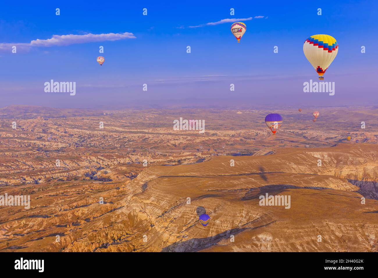 Cappadoce, Turquie - 31 août 2011 : montgolfière survolant le paysage rocheux au lever du soleil en Cappadoce Banque D'Images