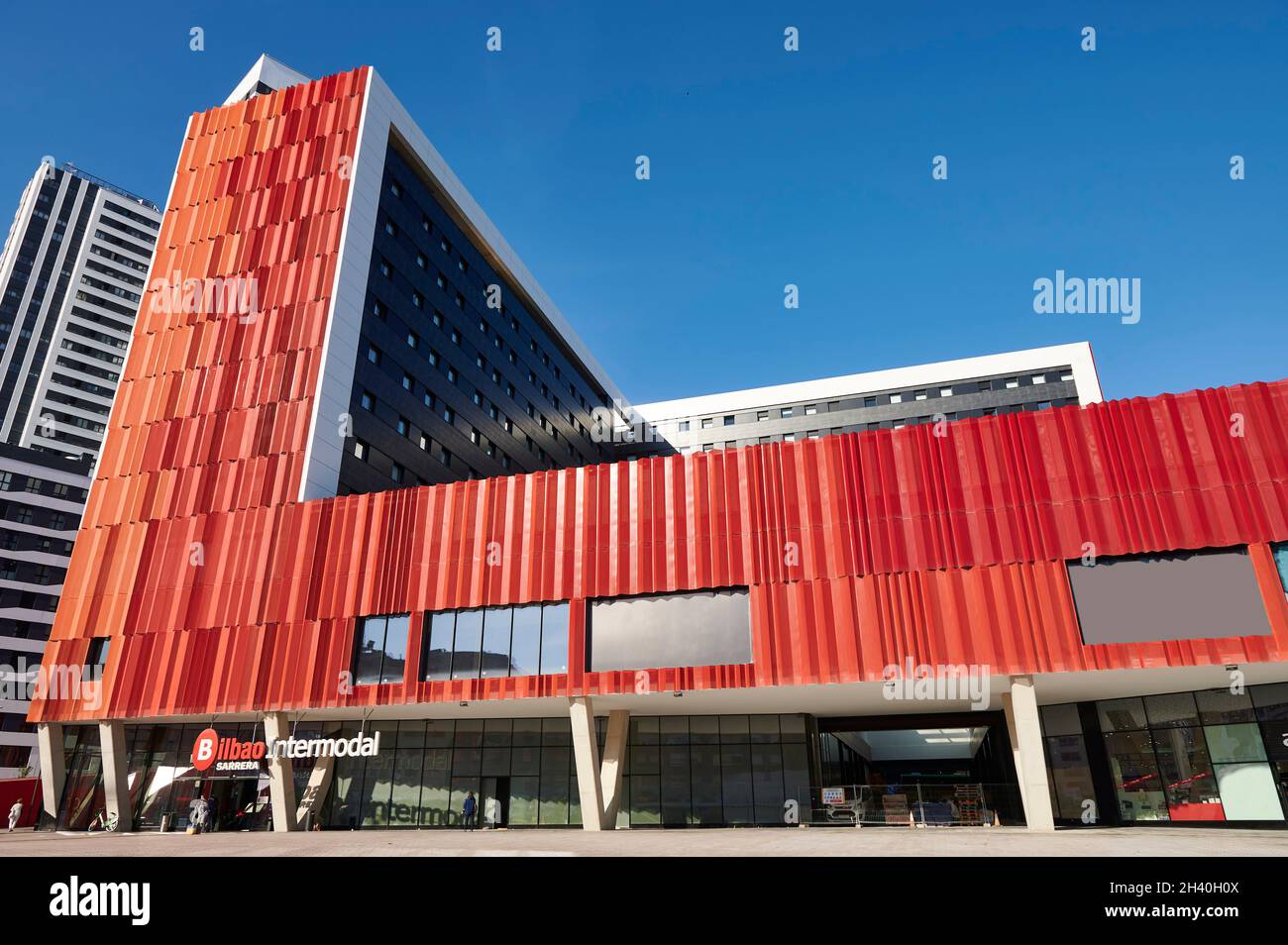 Vue sur le bâtiment du nouveau bus intermodal de Bilbao, Bilbao, Gascogne, pays basque, Espagne,Europe Banque D'Images