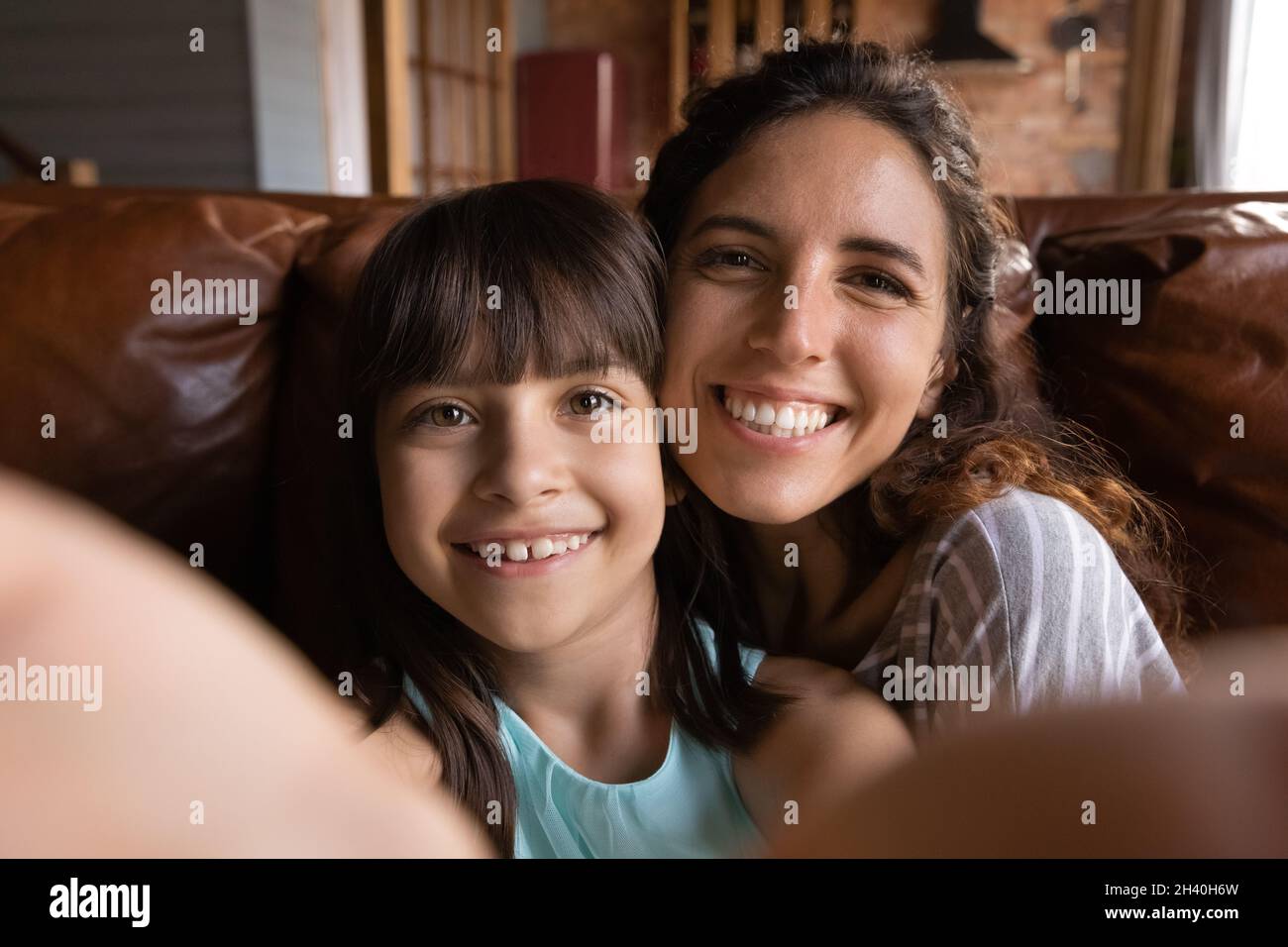 Joyeux jeune maman latine et jolie fille de prendre le selfie Banque D'Images