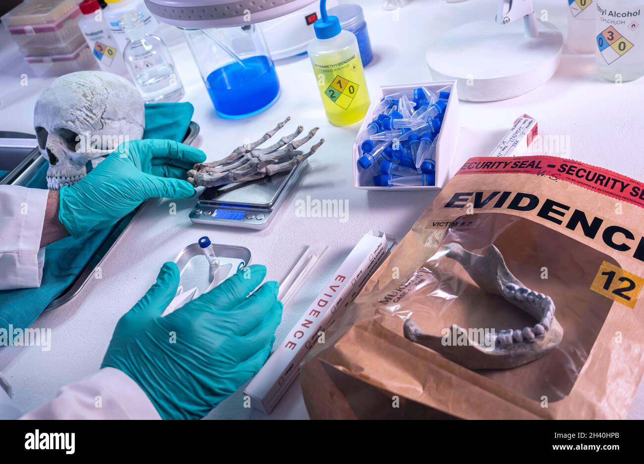 Un scientifique médico-légal étudie la main du squelette adulte dans un laboratoire de crime, image conceptuelle Banque D'Images
