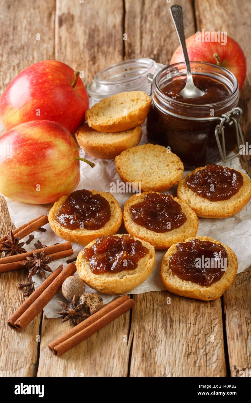 Beurre de pomme maison avec des ingrédients sur la table.Verticale Banque D'Images