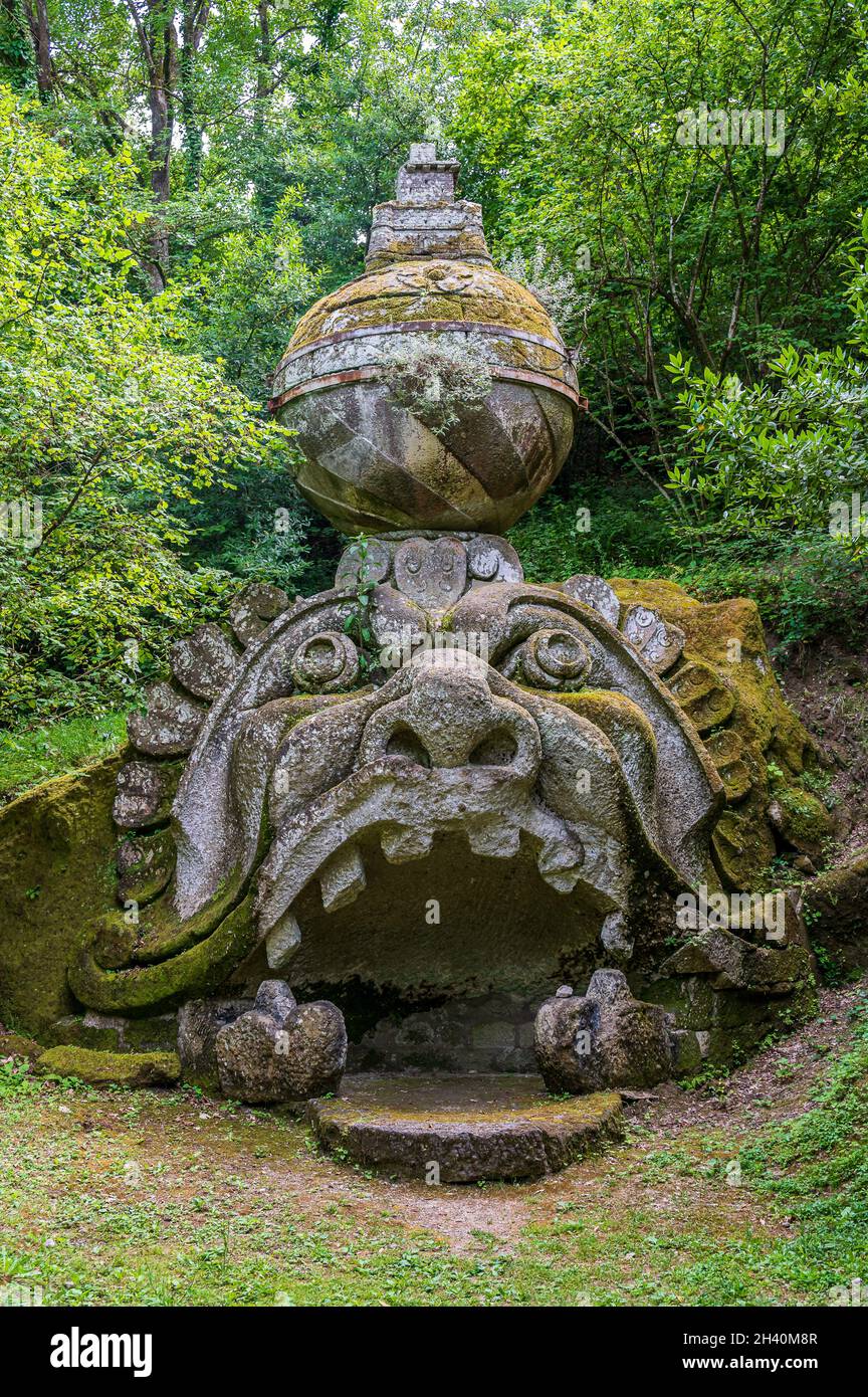 Statue étrange dans le bosquet sacré de Bomarzo Banque D'Images
