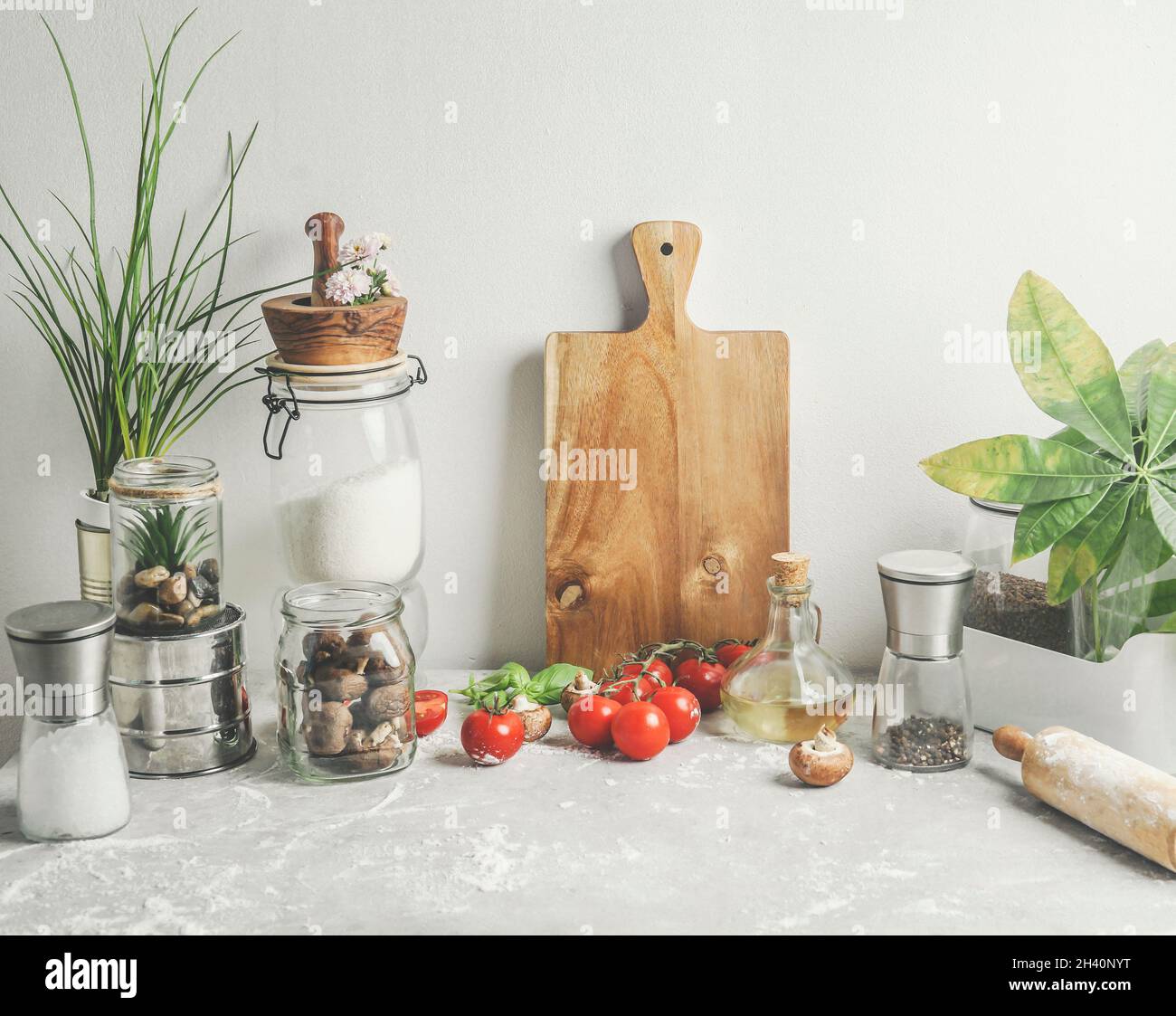 Fond de cuisson de salé avec ustensiles de cuisine, broche à roulettes , farine, ingrédients et légumes frais au mur blanc .Style de vie durable.Avant Banque D'Images