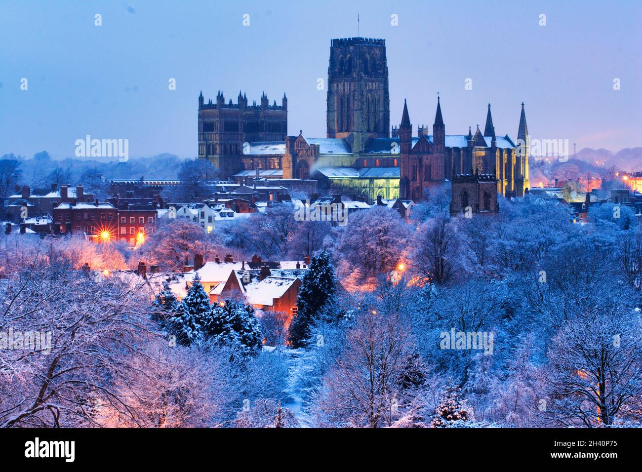 Vue en hauteur de la cathédrale de Durham lors d'une soirée givrée, ville de Durham, comté de Durham, Angleterre, Royaume-Uni. Banque D'Images