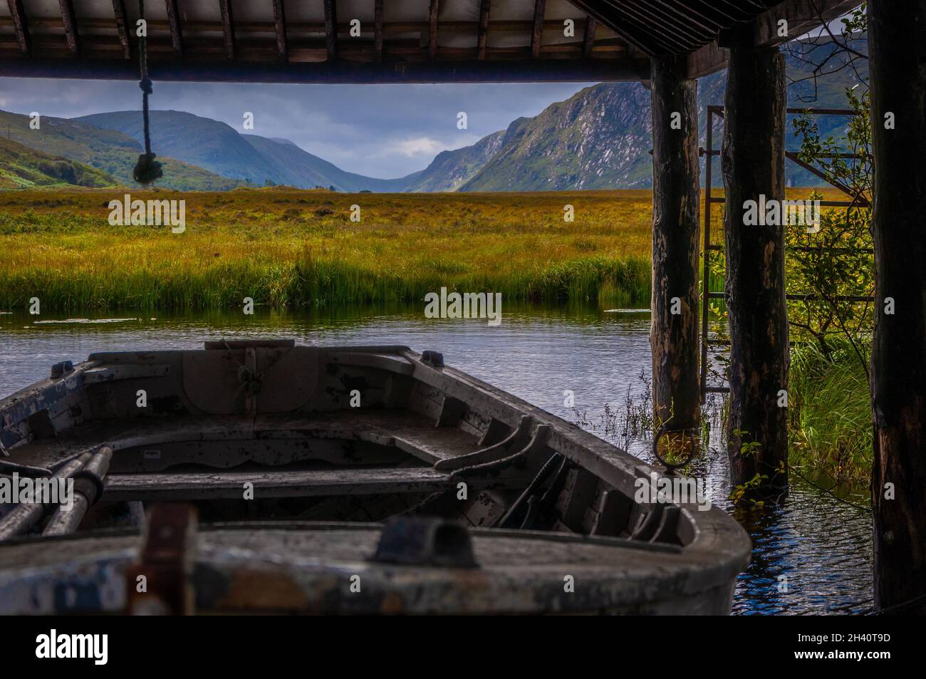 Bateau à ramer dans une tour de bateau avec lac et montagnes en arrière-plan au parc national de Glenveagh, comté de Donegal, Irlande Banque D'Images