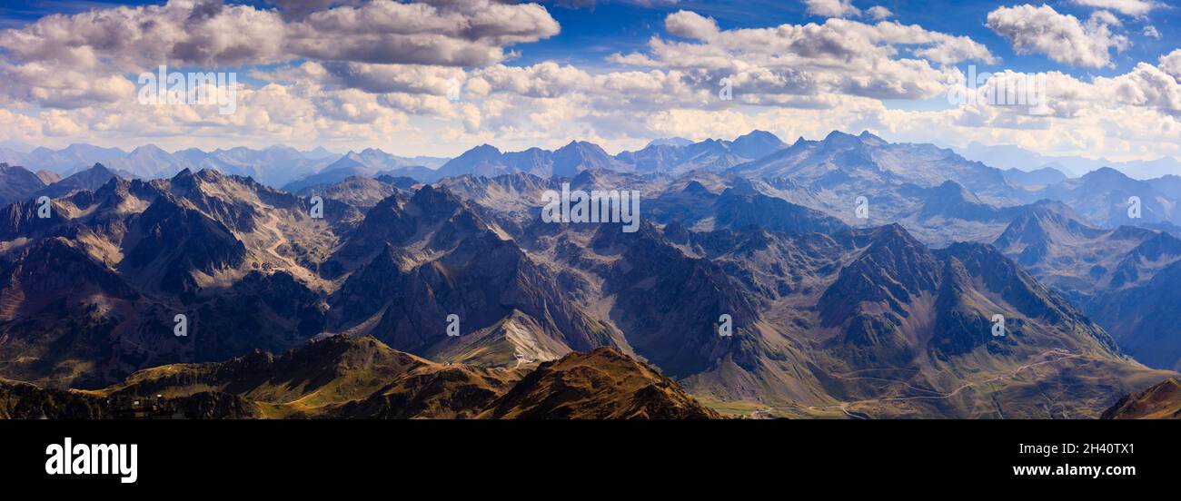 Vue panoramique depuis le pic du midi de Bigorre dans les Pyrénées françaises.L''Aneto et le Monte Perdido sont visibles depuis l''observatoire, accessible en téléphérique. Banque D'Images