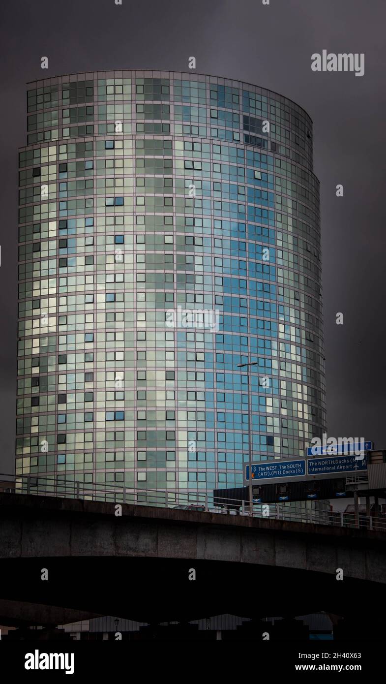 La tour Obel, Belfast, vue de sous les ponts de la rivière Lagan contre un ciel sombre. Banque D'Images