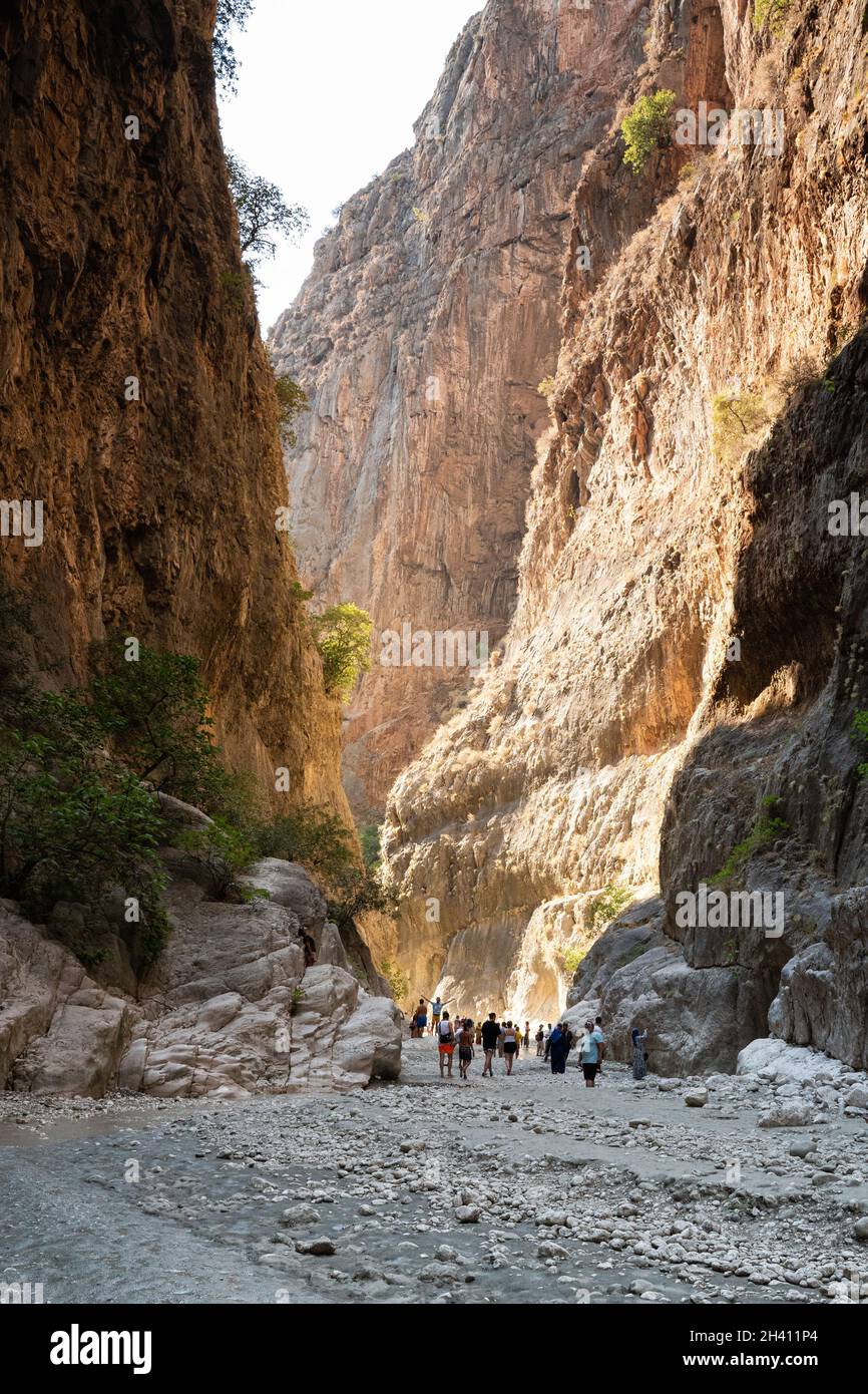 PARC NATIONAL SAKLIKENT, TURQUIE - 26 JUILLET 2021 : entrée majestueuse du canyon avec les touristes marchant dans le cours d'eau Banque D'Images