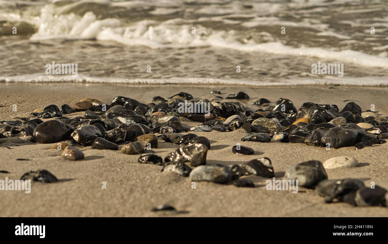 sur la plage de la mer baltique avec beaucoup de flints. en plus des vagues qui roulent sur la plage Banque D'Images