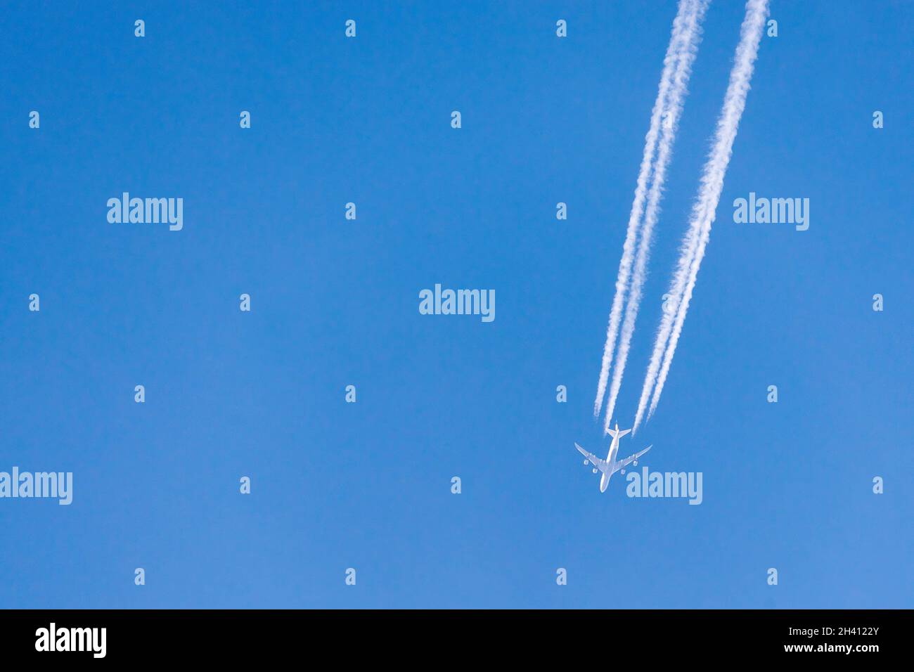 Contrailles formées à partir de l'échappement du moteur de l'avion contre ciel bleu clair.Les contrailles ou les pistes de vapeur sont des nuages en forme de ligne parfois produits par aircr Banque D'Images