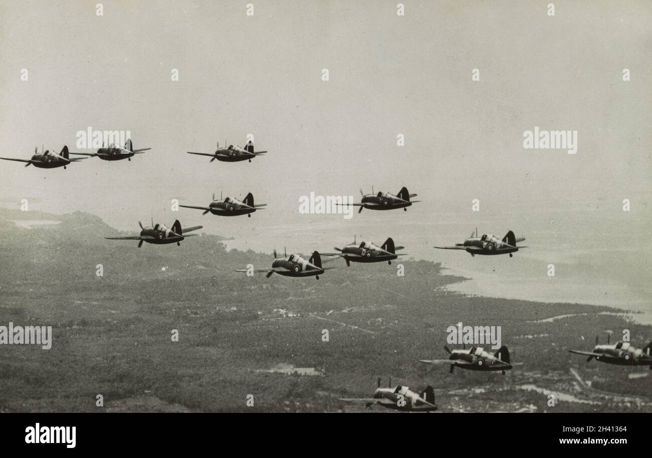 Photo vintage vers 1942 de Brewster Buffalo B-339E avion de chasse de la RAF volant en formation pendant l'invasion japonaise de Malaya et la chute de Singapour. Banque D'Images