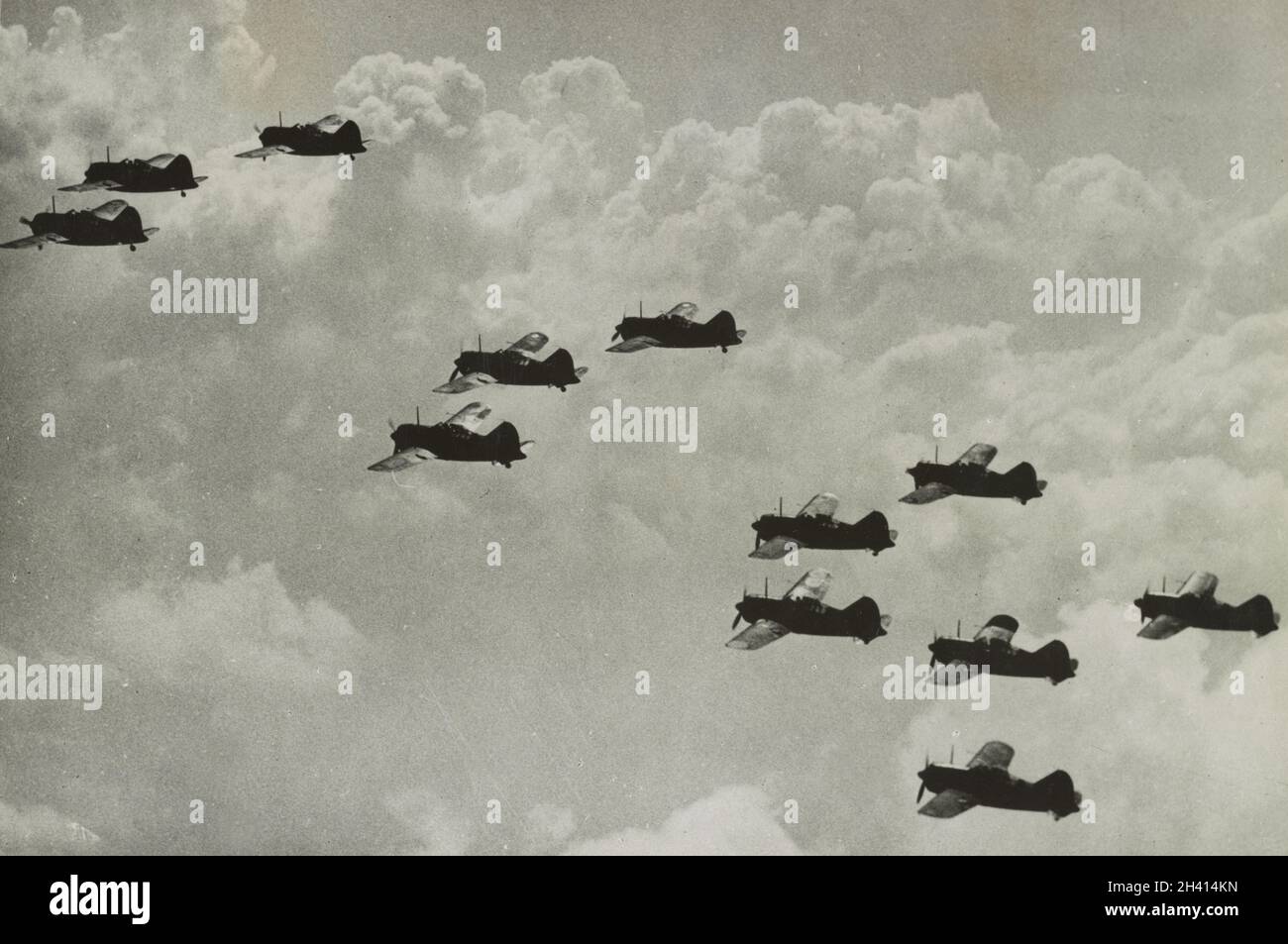 Photo vintage vers 1942 de Brewster Buffalo B-339E avion de chasse de la RAF volant en formation pendant l'invasion japonaise de Malaya et la chute de Singapour. Banque D'Images