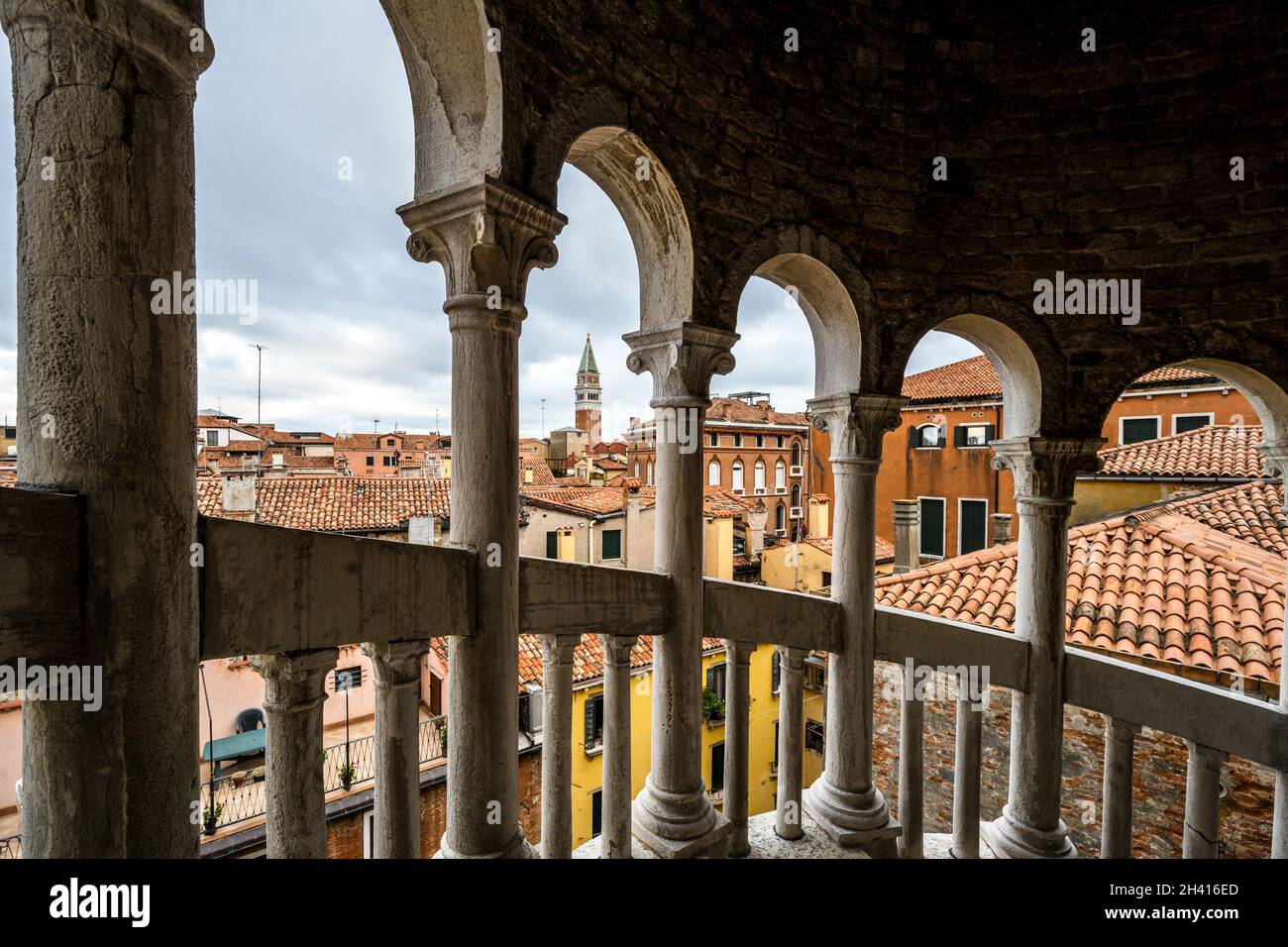 Vue sur la ville depuis l'escalier du Palazzo Contarini del Bovolo, Venise, Vénétie, Italie Banque D'Images