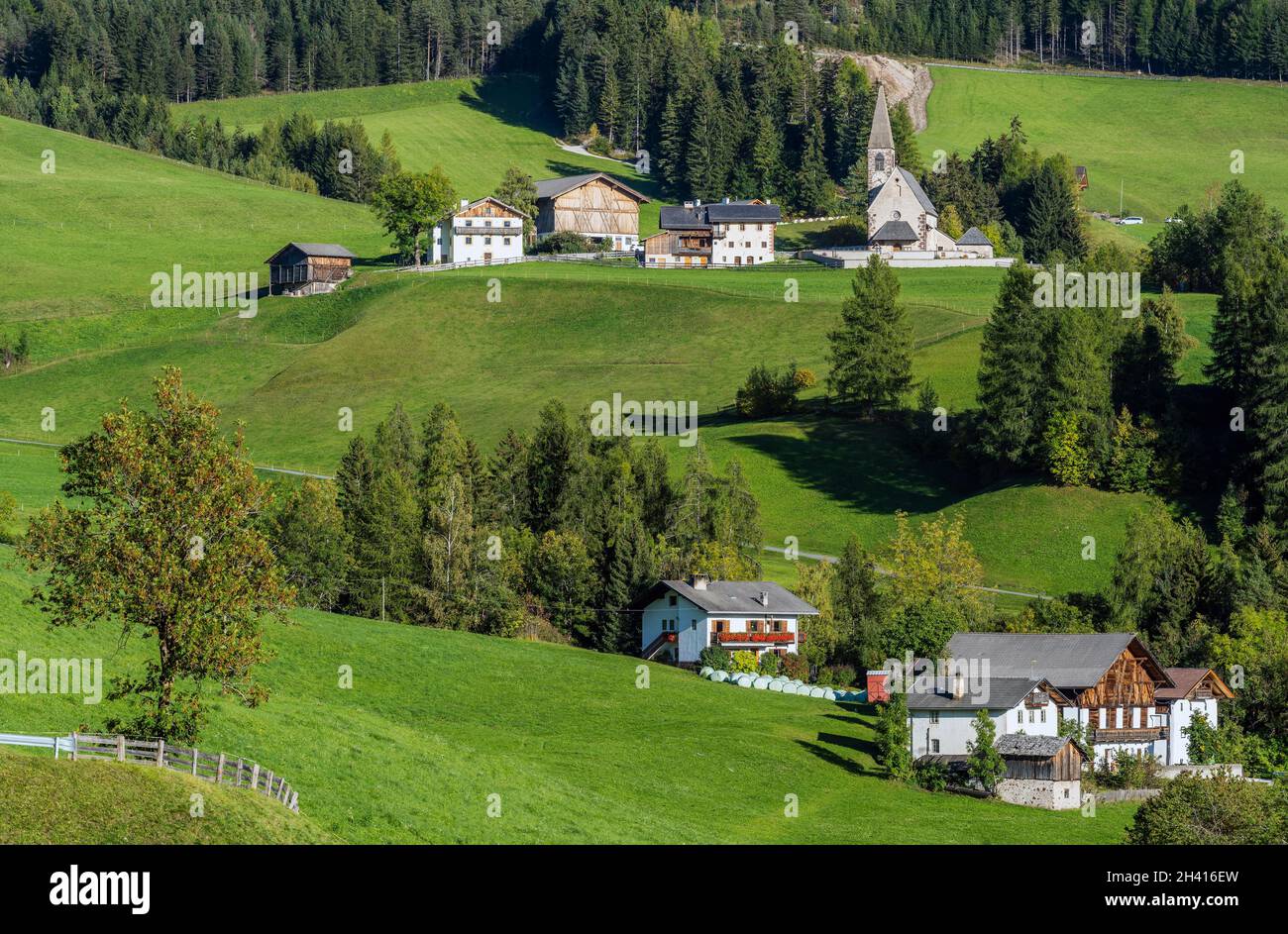 Vue d'automne du village de montagne de Santa Maddalena, vallée de Funes, Tyrol du Sud, Italie Banque D'Images