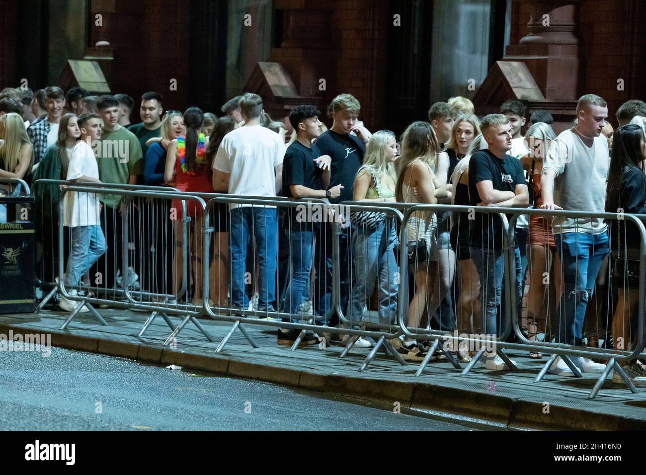 Les gens font la queue devant une discothèque dans le centre-ville de Cardiff.Des laissez-passer pour le coronavirus seront requis à partir d'octobre 11. Banque D'Images