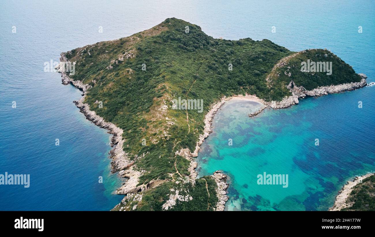 Vue aérienne de la plage de Porto Timoni et de la baie des pirates sur l'île de Corfou en Grèce Banque D'Images