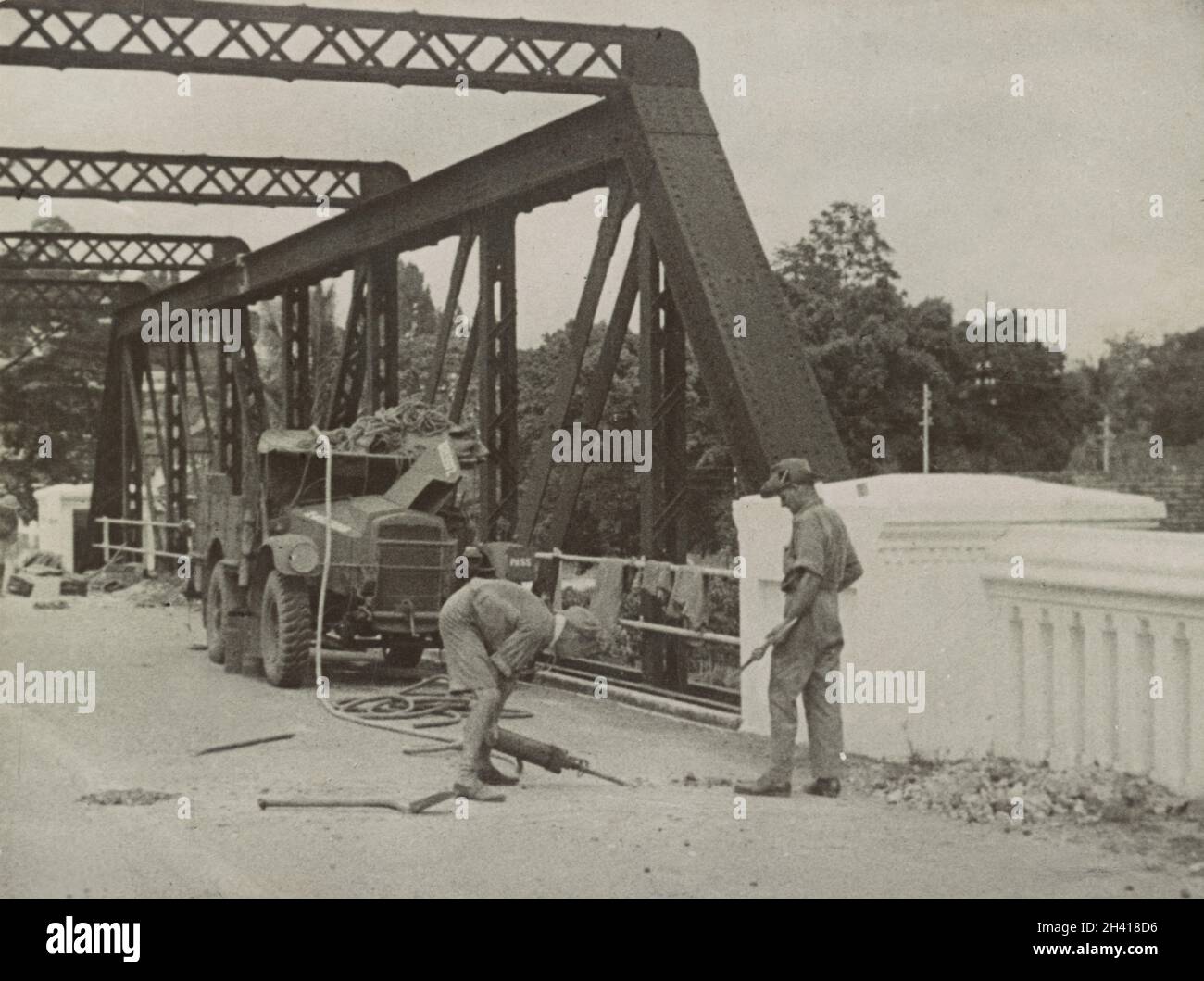 Une photo d'époque vers 1942 montrant un soldat de l'armée britannique qui se prépare à détruire un pont près de Kuala Lumpur Malaya dans le cadre d'une politique de terre brûlée pour ralentir l'avancée japonaise sur la péninsule malaise Banque D'Images