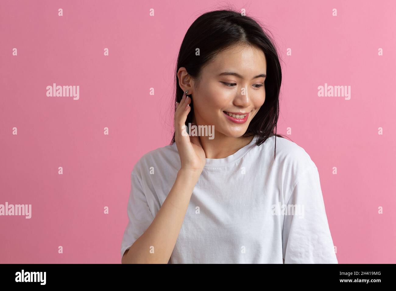 Portrait de femme asiatique sur fond rose Banque D'Images