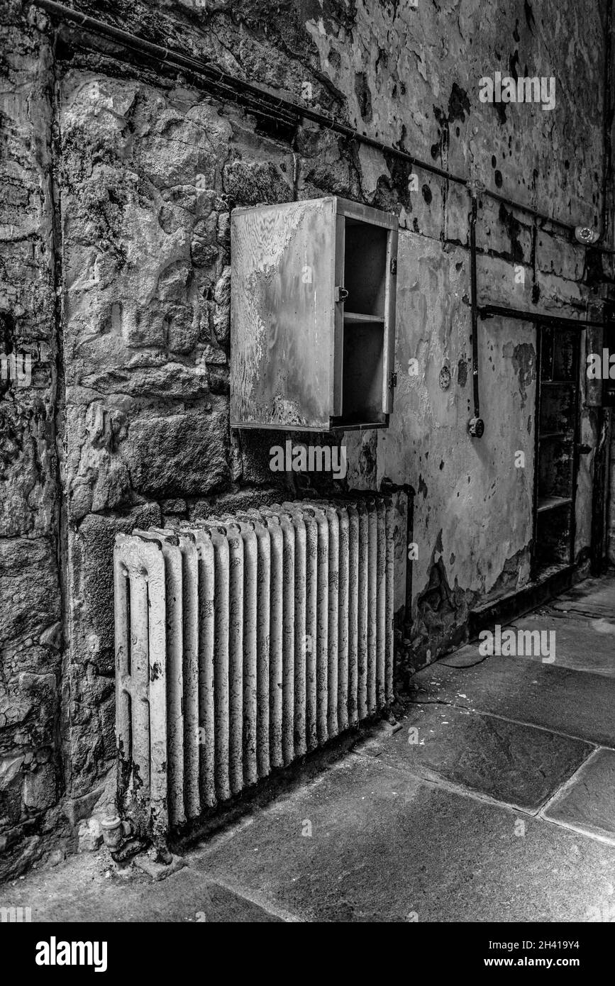 Ancien radiateur rouillé et petit casier dans un ancien bâtiment, Eastern State Penitantiary, Etats-Unis Banque D'Images Ancien radiateur rouillé et petit casier dans un ancien bâtiment, Eastern State Penitantiary, Etats-Unis Banque D'Images