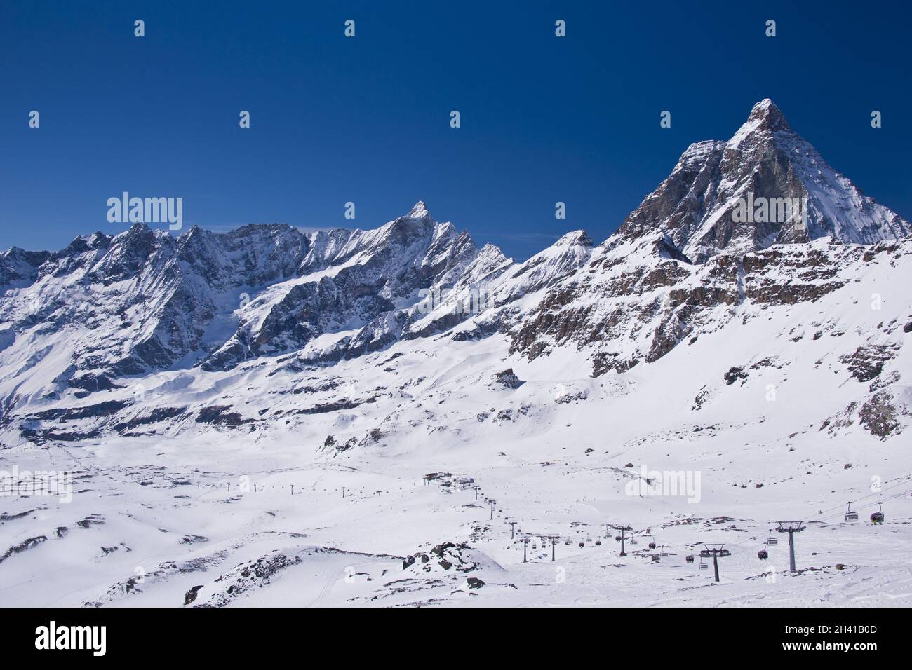 Pistes de ski sous le Cervin Banque D'Images