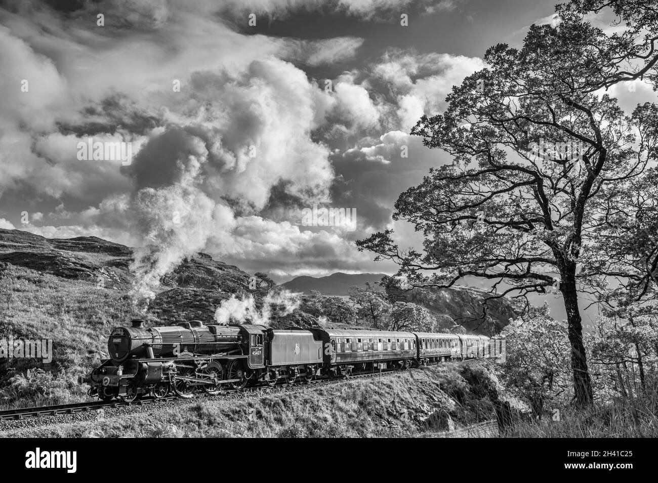 Le chemin de fer à vapeur Jacobite fort William à Mallaig traversant Glen Finnan, dirigé par le train à vapeur LMS classe 5MT, le Lancashire Fusilier Banque D'Images