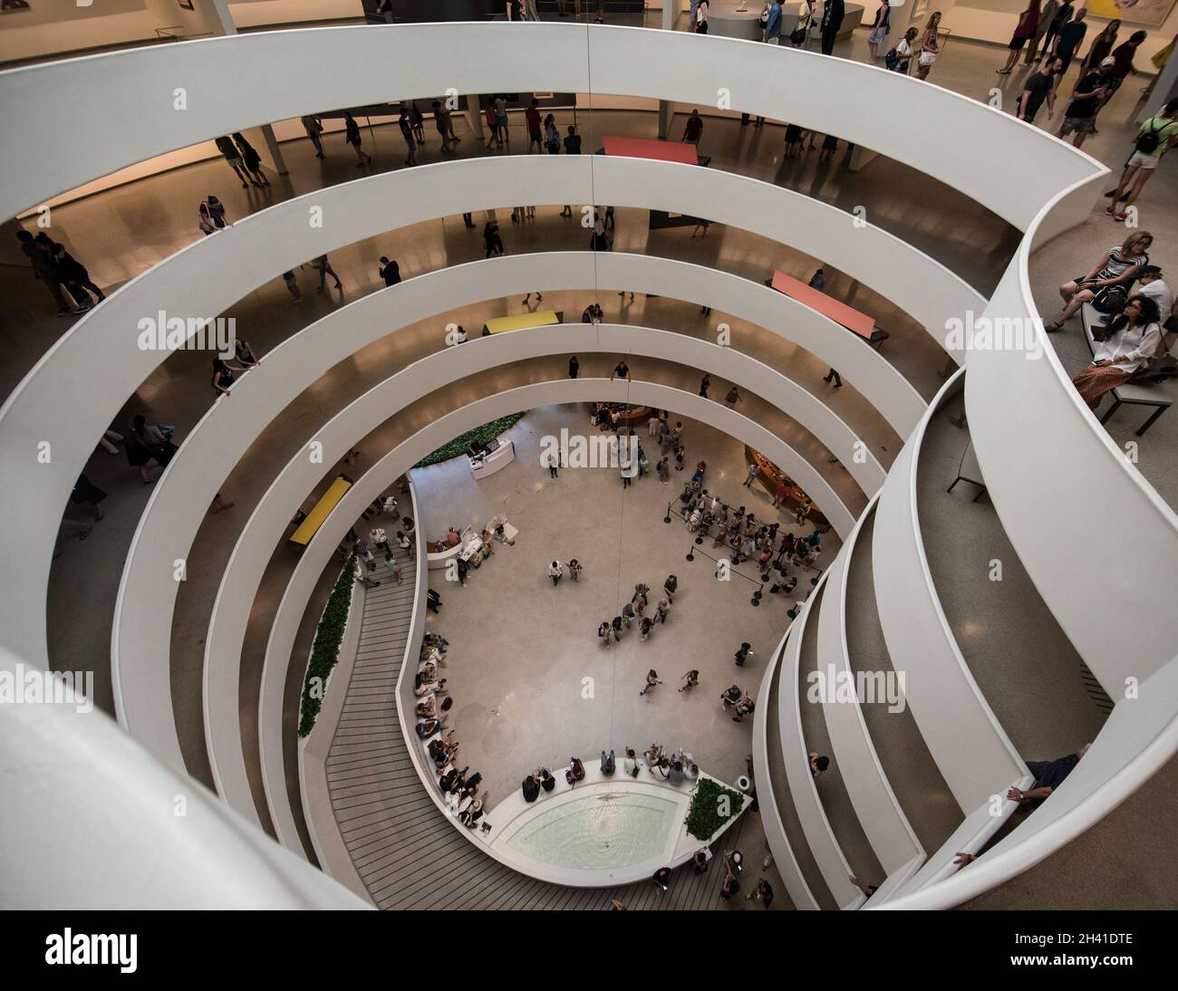 Atrium et escaliers du célèbre musée Guggenheim de New York, États-Unis Banque D'Images