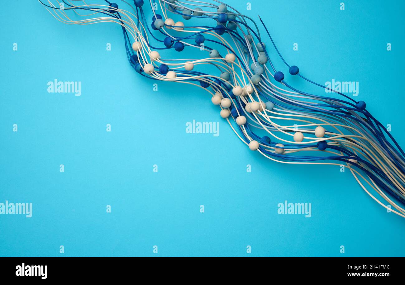 Arrière-plan bleu avec branche de décoration en bois bleu.Toile de fond pour la démonstration du produit, pour la rédaction Banque D'Images