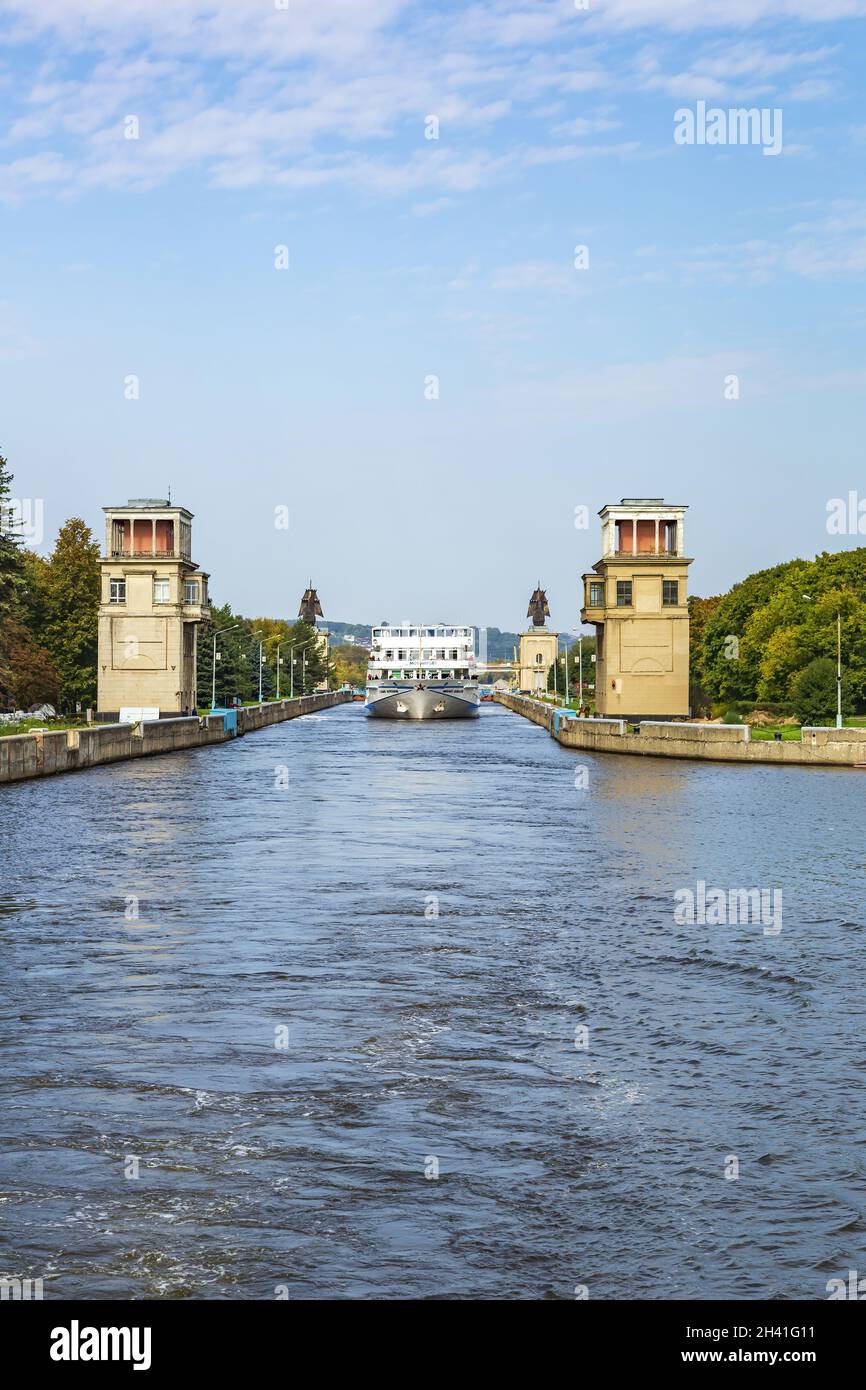 Une ancienne porte sur le canal de Moscou dans la banlieue de la capitale.Russie Banque D'Images