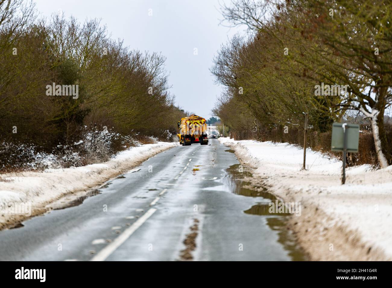 Woodbridge Suffolk Royaume-Uni février 09 2021: Un camion à râper avec un grand chasse-neige défrichant les routes rurales qui ont été bloquées par sn Banque D'Images