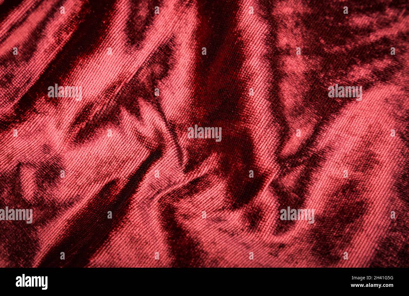 Texture d'arrière-plan en velours rose rouge abstrait. Magnifique tissu luxueux pour draperies, rideaux, couvre-lit, toile de fond pour la Saint-Valentin. Banque D'Images