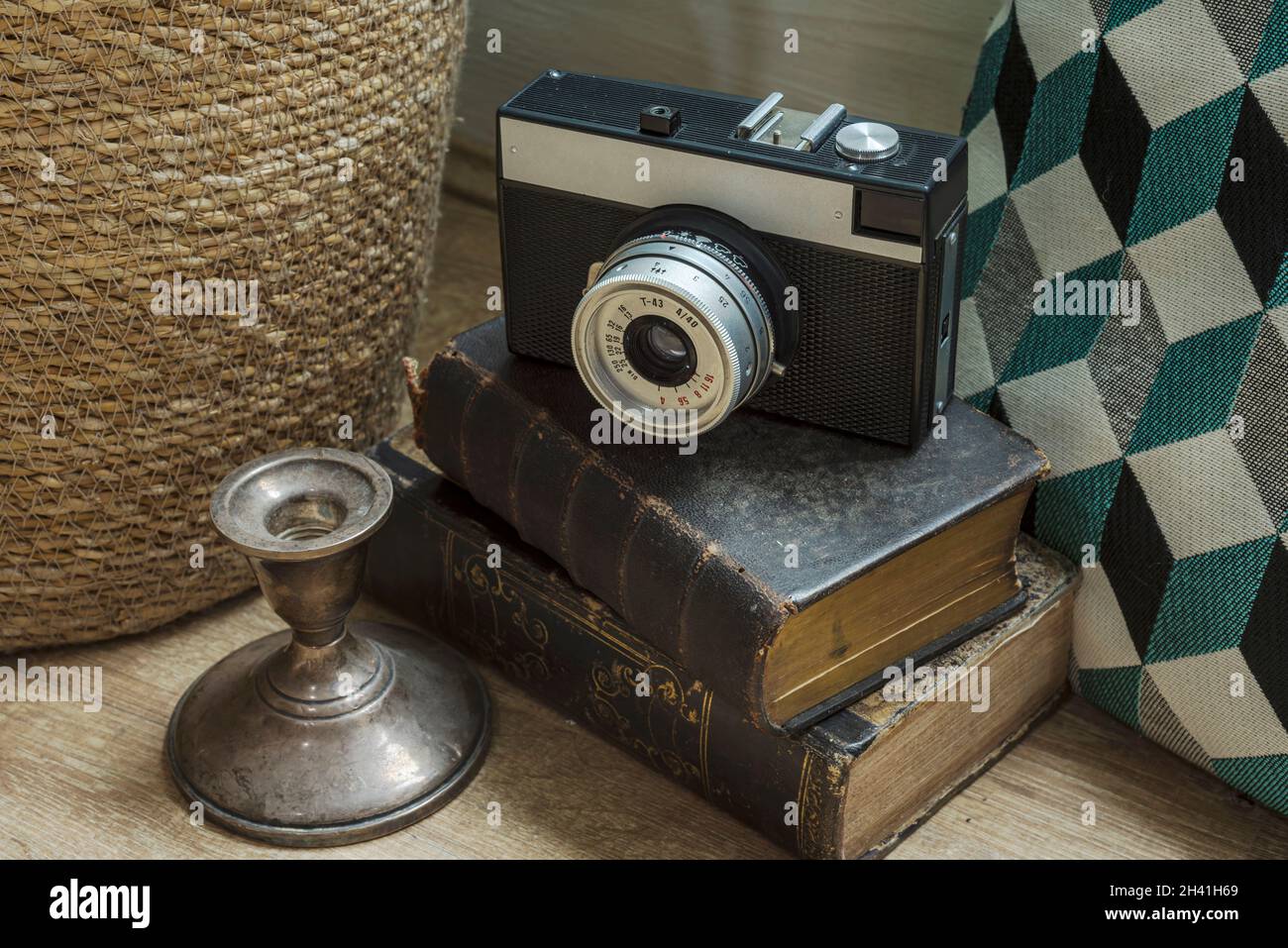 Ancien appareil photo placé au-dessus des vieux livres entouré de chandeliers en argent et bleu aqua cusson.France Banque D'Images