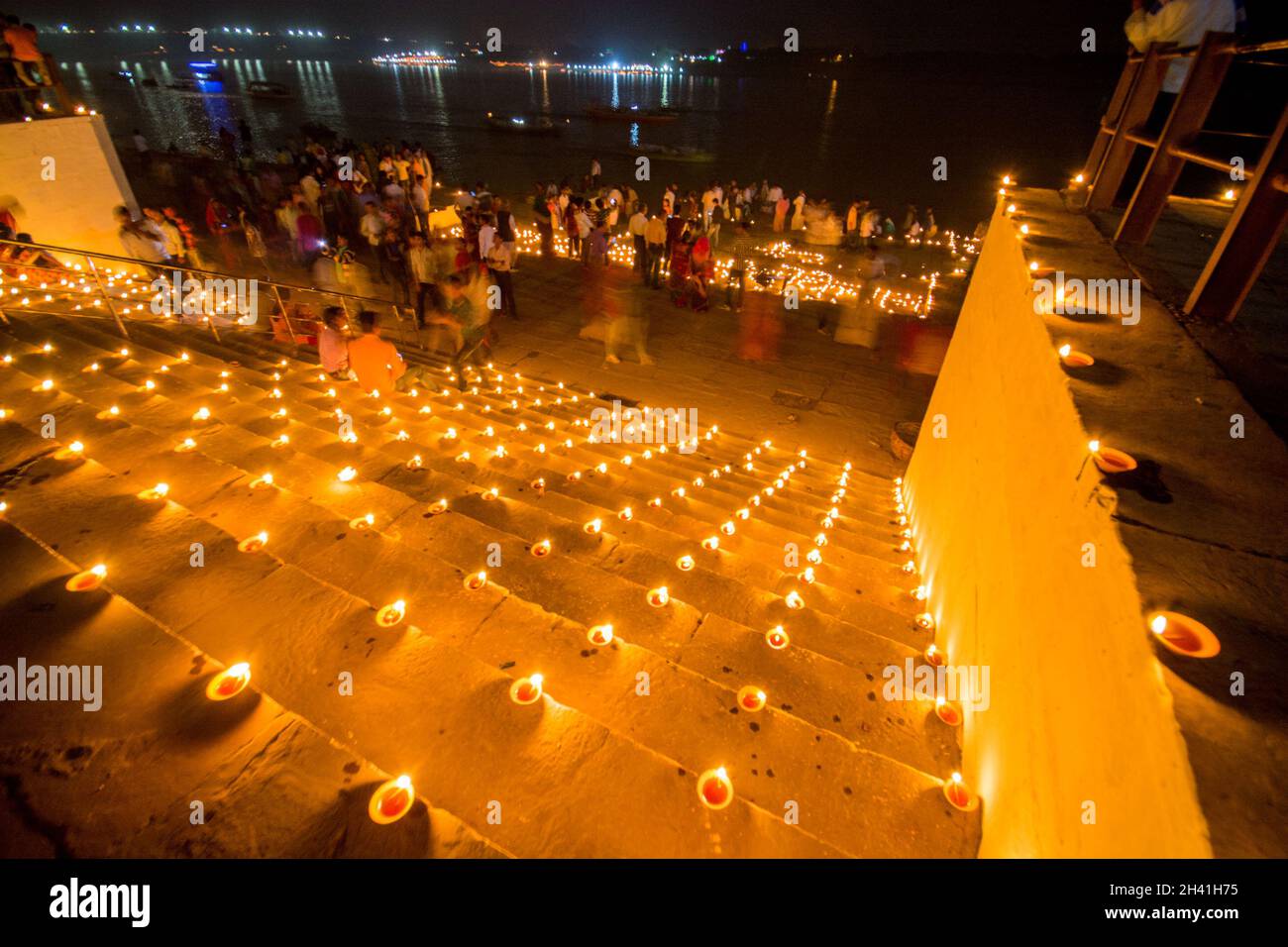 éclairez ganga ghat à varanasi pendant la célébration du dev diwali Banque D'Images
