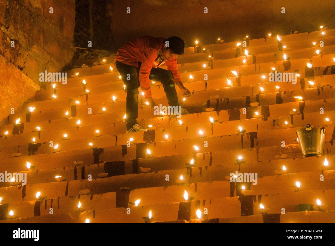 éclairez ganga ghat à varanasi pendant la célébration du dev diwali Banque D'Images