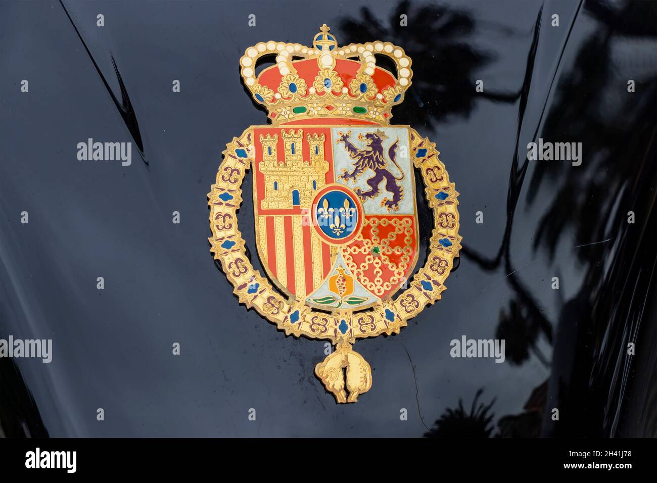 Huelva, Espagne - 30 octobre 2021 : armoiries de l'Espagne devant une Harley-Davidson de la Garde royale espagnole Banque D'Images