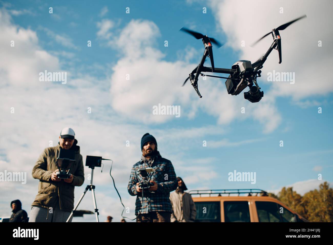 Man Pilot contrôle un drone quadricoptère avec pavé de commande à distance  Photo Stock - Alamy
