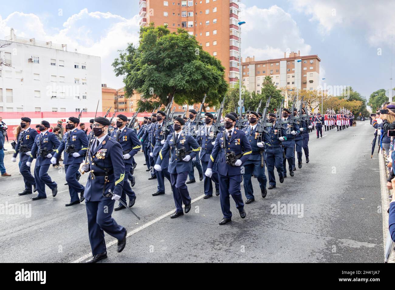 Huelva, Espagne - 30 octobre 2021 : défilé de la Garde royale espagnole à travers l'avenue andalouse, Huelva, Espagne Banque D'Images