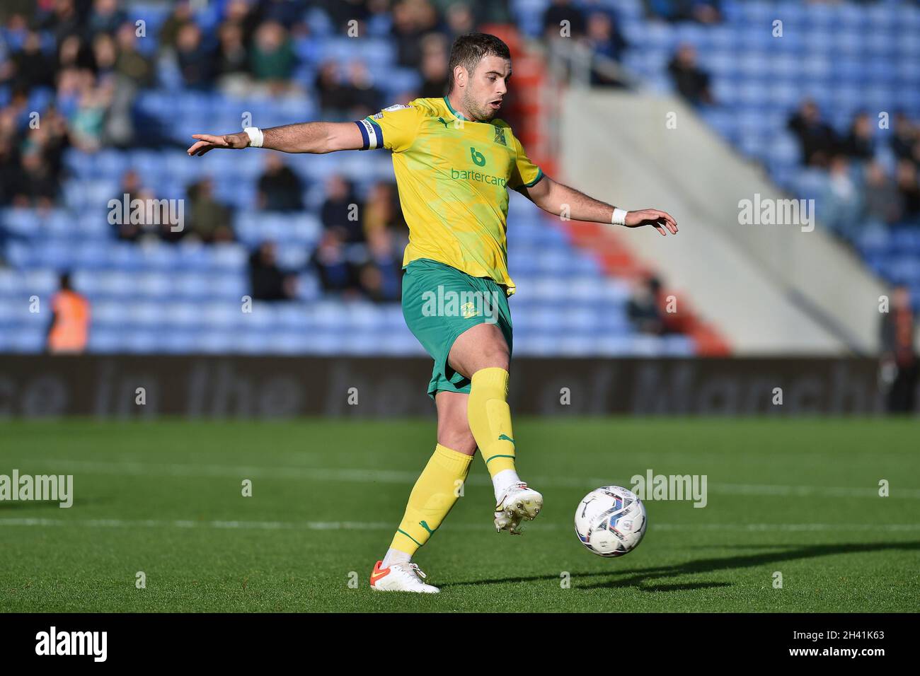 OLDHAM, ROYAUME-UNI.30 OCT Dion Conroy de Swindon Town pendant le match Sky Bet League 2 entre Oldham Athletic et Swindon Town à Boundary Park, Oldham, le samedi 30 octobre 2021.(Credit: Eddie Garvey | MI News) Credit: MI News & Sport /Alay Live News Banque D'Images