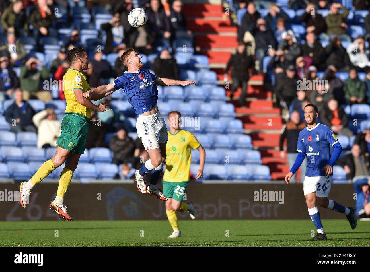 OLDHAM, ROYAUME-UNI.30 OCT Davis Keillor-Dunn d'Oldham Athletic lors du match Sky Bet League 2 entre Oldham Athletic et Swindon Town à Boundary Park, Oldham, le samedi 30 octobre 2021.(Credit: Eddie Garvey | MI News) Credit: MI News & Sport /Alay Live News Banque D'Images