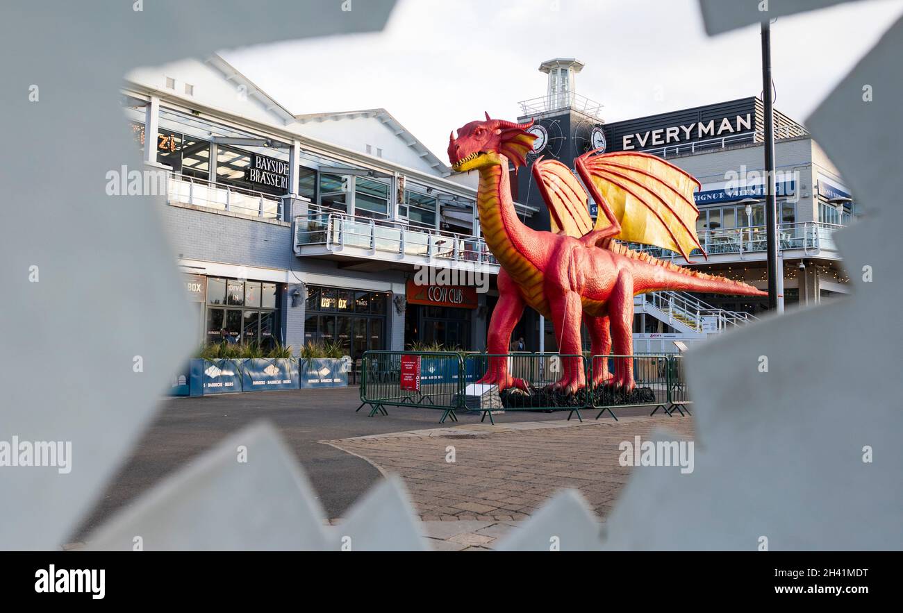 CARDIFF, PAYS DE GALLES - OCTOBRE 22 : un dragon animatronique de 15 mètres de long et de six mètres de haut à Tacoma Square, Mermaid Quay, le 22 octobre 2021 à Cardiff, dans le Wale Banque D'Images