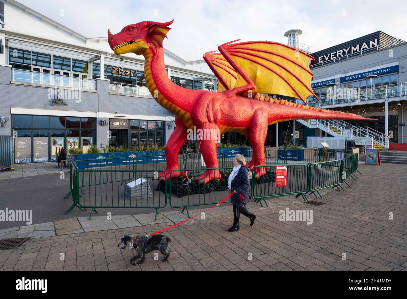 CARDIFF, PAYS DE GALLES - OCTOBRE 22 : un dragon animatronique de 15 mètres de long et de six mètres de haut à Tacoma Square, Mermaid Quay, le 22 octobre 2021 à Cardiff, dans le Wale Banque D'Images