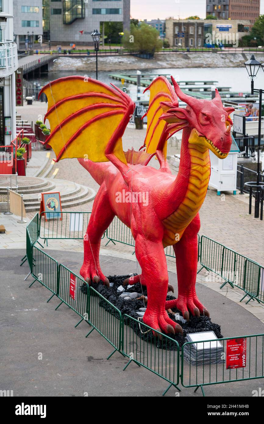 CARDIFF, PAYS DE GALLES - OCTOBRE 22 : un dragon animatronique de 15 mètres de long et de six mètres de haut à Tacoma Square, Mermaid Quay, le 22 octobre 2021 à Cardiff, dans le Wale Banque D'Images