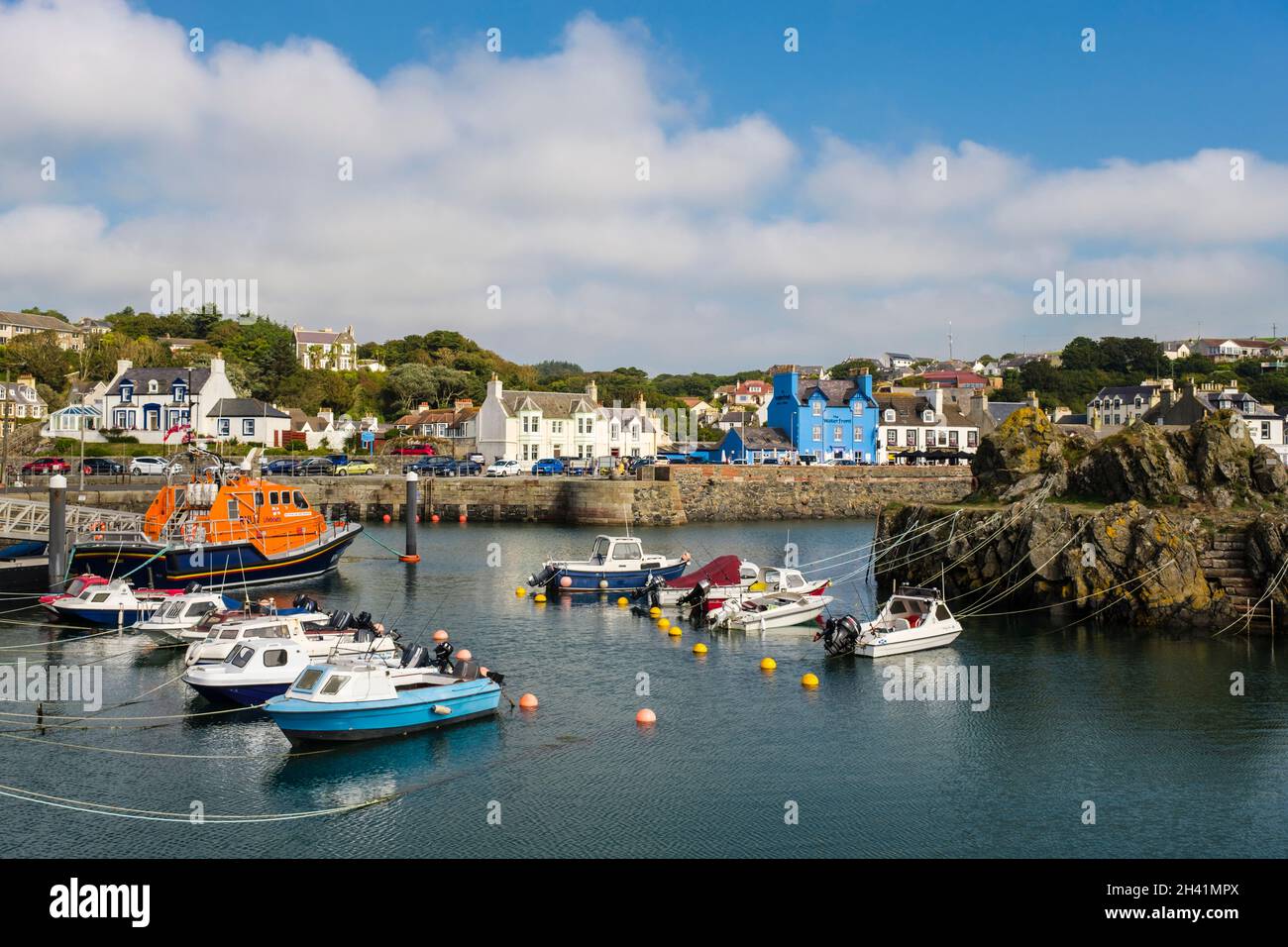 RNLI Lifeboat et petits bateaux amarrés dans le port naturel dans le village de pêcheurs de la côte ouest.Portpatrick, Dumfries et Galloway, Écosse, Royaume-Uni, Grande-Bretagne,EUR Banque D'Images