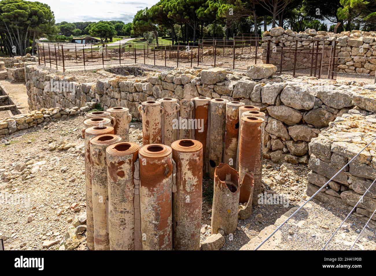 Cisterna et système de filtration de l'eau, Empúries (catalan: Empúries [əmˈpuɾiəs]) était une ancienne ville sur la côte méditerranéenne de la Catalogne, en Espagne. Banque D'Images