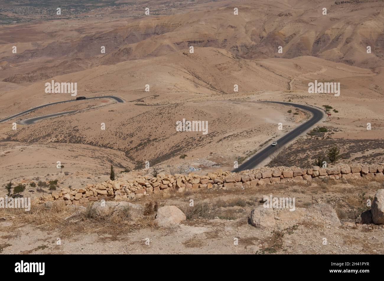 Vue depuis le mont Nebo, la Jordanie et le Moyen-Orient. Peu de végétation, terre sèche. Moïse est censé avoir vu la terre promise d'ici et est mort sur le M. Banque D'Images