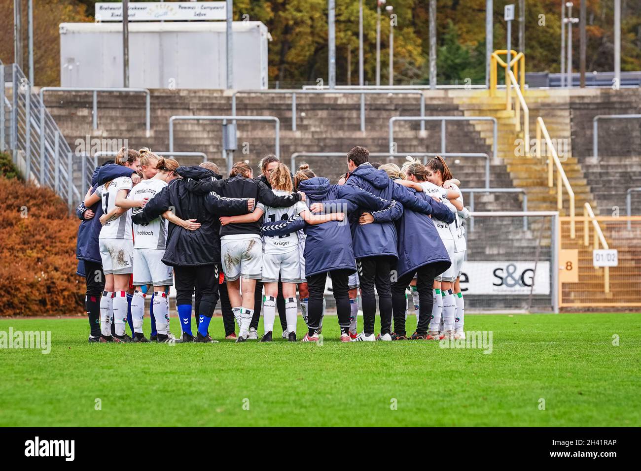 Siegen, Allemagne, le 31 octobre 20 l'équipe SV Henstedt-Ulzburg se rencontre après le troisième match du DFB-Pokal 2021/2022 entre Sportfreunde Siegen et SV Henstedt-Ulzburg au stade LeimbachStadium de Siegen, en Allemagne.Norina Toenges/Sports Press Phot Banque D'Images