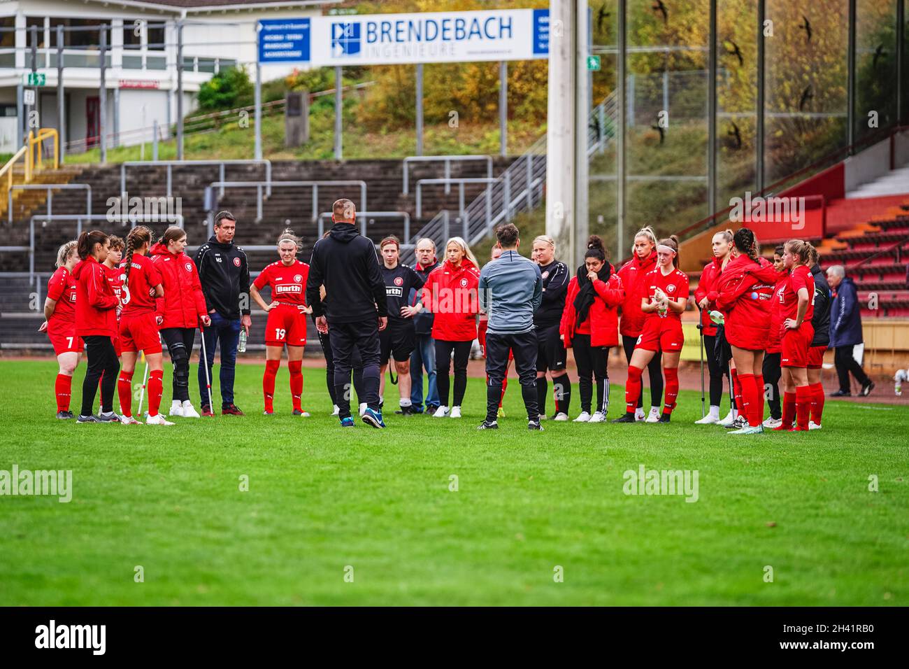 Siegen, Allemagne, le 31 octobre 20 les joueurs de Sportfreunde Siegen ont pillé après le match du troisième tour DFB-Pokal 2021/2022 entre Sportfreunde Siegen et SV Henstedt-Ulzburg au LeimbachStadium à Siegen, en Allemagne.Norina Toenges/Sports Press Phot Banque D'Images